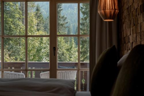 a bedroom with a window with a view of trees at Hugo und Pepi Appartements in Mittelberg