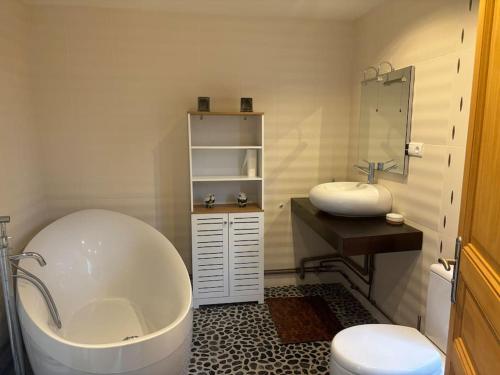 La salle de bains est pourvue d'une grande baignoire et d'un lavabo. dans l'établissement Danica le Touquet 2 places de parking, à Le Touquet-Paris-Plage