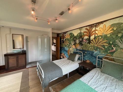 - une chambre avec un lit et une fresque murale dans l'établissement Danica le Touquet 2 places de parking, à Le Touquet-Paris-Plage