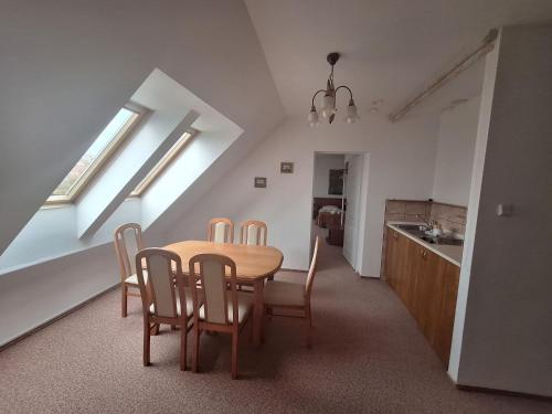 a kitchen and dining room with a table and chairs at Politechnika Warszawska Ośrodek Wypoczynkowy in Sarbinowo