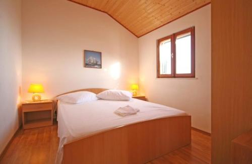 Schlafzimmer mit einem großen Bett und einem Fenster in der Unterkunft Holiday Home Vineyard house in Bol