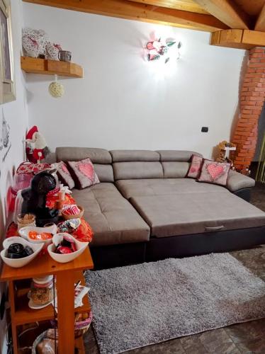 a living room with a couch and a table at Chalet du soleil in Odecla