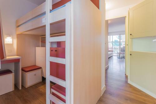 サン・ラファエルにあるAppartement Cap Esterelのハウス内の二段ベッド1組が備わる部屋です。
