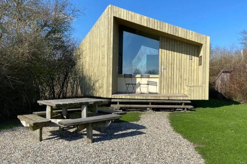 a small cabin with a picnic table and a window at Trek-in in IJsselstein