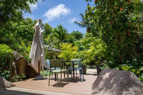 Сад в Domaine Desaubin Luxury Villas