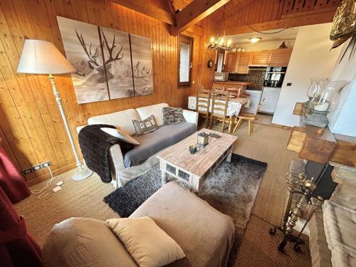 un salon avec un canapé et une table dans l'établissement Appartement cosy à Megève: 3 pièces + mezzanine, 4 couchages - Proche remontées mécaniques et golf - FR-1-597-19, à Megève