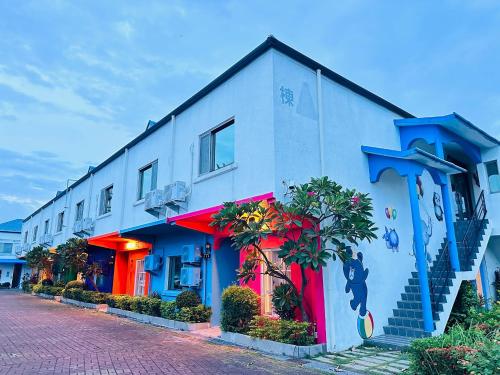 a building with colorful paint on the side of it at 巨地花園莊園 in Xinshi