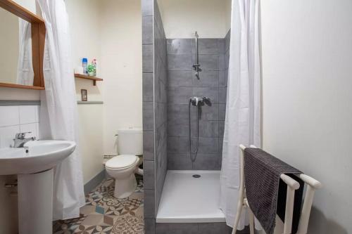 Un baño con ducha, inodoro y lavabo. en Villa les Grillons, en Hyères