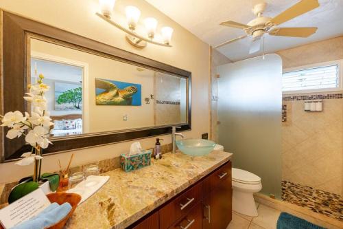 Ένα μπάνιο στο Peek-a-boo Ocean View 1br1ba AC Condo Kona Shores