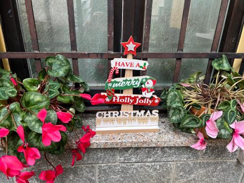 a sign that says have a happy hollyolly christmas at Casa Emma in Porto Ceresio