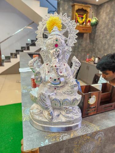 a silver statue on a counter in a store at Hotel Gokarna Palace in Mādangeri