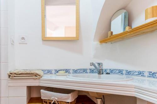 une salle de bain avec un lavabo et un miroir dans l'établissement Maison de village l'étoile d'Auré Moustiers, à Moustiers-Sainte-Marie