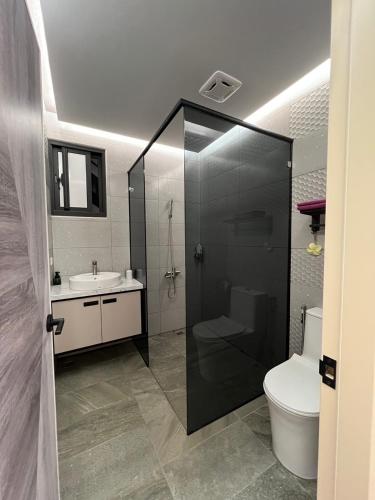 a bathroom with a shower and a toilet and a sink at Tu Shu Guan in Guanshan