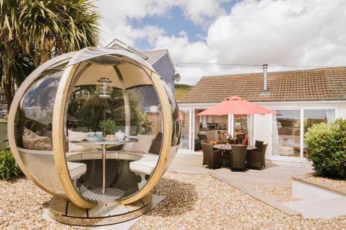 Praa SandsThe Cove的房屋院子内的大圆镜