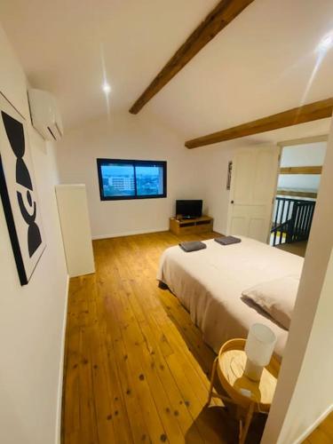 une chambre avec un grand lit et un parquet dans l'établissement Magnifique Maison 9 personnes à Valence, à Valence