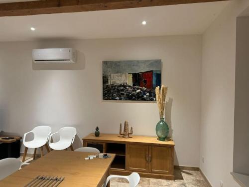 a dining room with a table and white chairs at Magnifique Maison 9 personnes à Valence in Valence