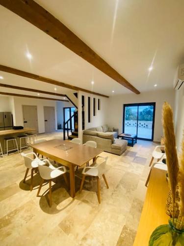 - un grand salon avec une table et des chaises en bois dans l'établissement Magnifique Maison 9 personnes à Valence, à Valence