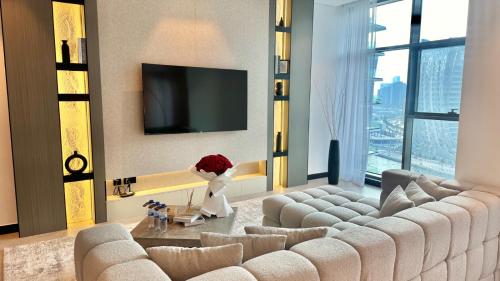 2BR with Extra-Large Balcony Canal & Burj Views by Vibel