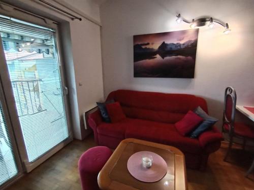 ウマグにあるApartment Anchyの赤いソファとテーブルのあるリビングルーム