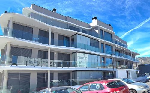 Samuel Luxury 2bedroom Apartment, Large patio, free wifi and private parking BY NAMASTE ELITE