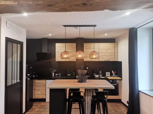 ル・ポール・マルリーにあるT2 pour 4, proche Versailles, Paris et La Défenseの木製テーブルと照明付きのキッチン
