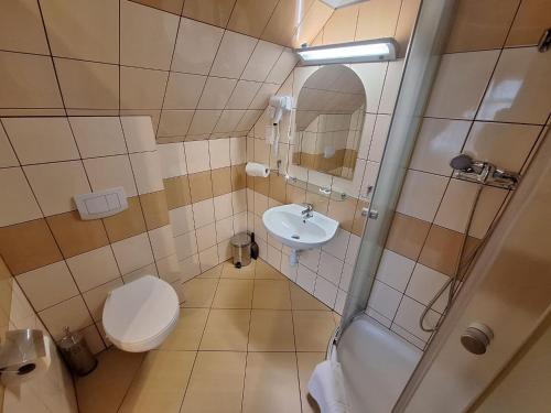 a small bathroom with a toilet and a sink at Politechnika Warszawska Ośrodek Wypoczynkowy in Sarbinowo