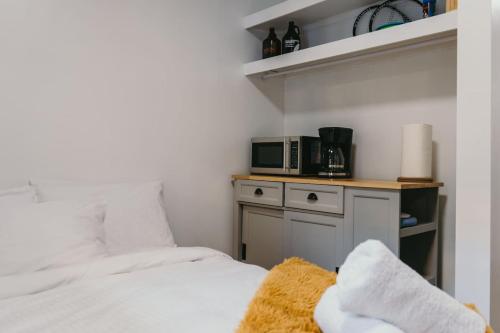 The Dorm Ski-In Ski-Out Studio, Pool and Gymにあるベッド