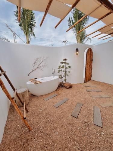 a bathroom with a bath tub in a room at Kamari Cafe&Resort Kohlarn คามารีคาเฟ่แอนด์รีสอร์ทเกาะล้าน in Ko Larn