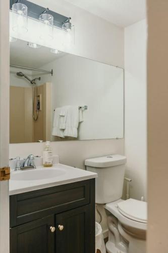 ビッグ・ホワイトにあるThe Dorm Ski-In Ski-Out Studio, Pool and Gymの洗面台、トイレ、鏡のあるバスルーム