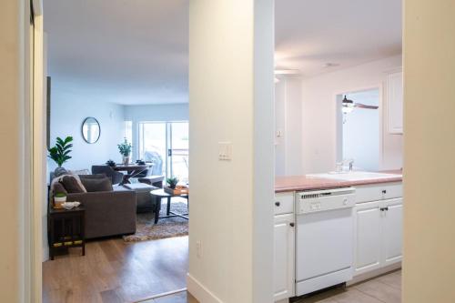 Η κουζίνα ή μικρή κουζίνα στο Echo Beach, 2 Bed, Lake View and Walkable to Beach