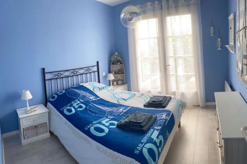 - une chambre bleue avec un lit aux murs bleus dans l'établissement Maison oléronaise 8 pers proche plage et commerces, à Grand-Village-Plage