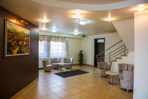 a waiting room with chairs and a stair case at Hotel Stil in Cluj-Napoca