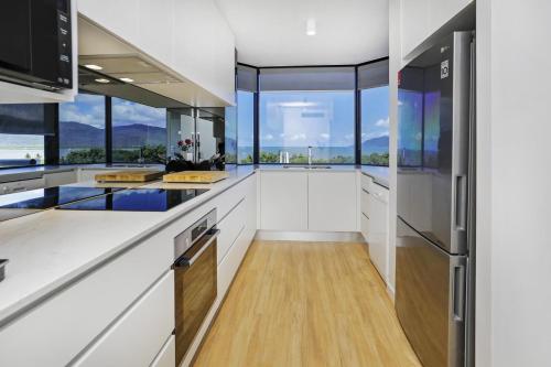 Una cocina o zona de cocina en The Condo at Northshore Tower