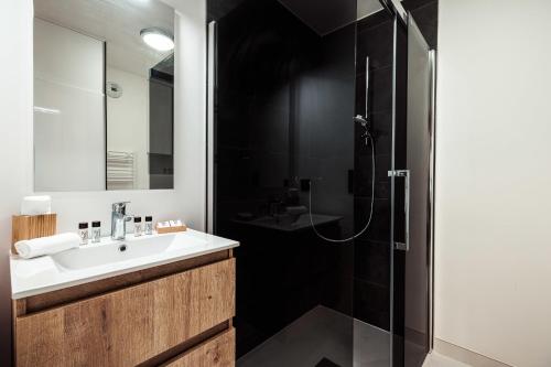 une salle de bain avec un lavabo et une douche dans l'établissement Apartment Nid des Neiges - Perfect for families, à Combloux