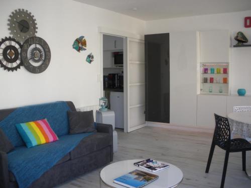 un salon avec un canapé et une table dans l'établissement PERLE et ÉCUME à L OCEANIC, à Royan