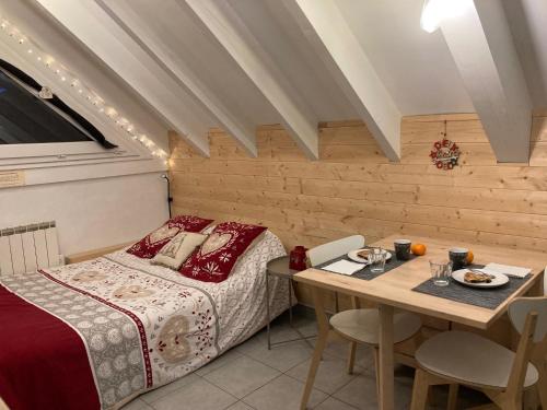- une chambre avec un lit et une table avec de la nourriture dans l'établissement Studio pieds des pistes - Cosy & Confort, à Ustou