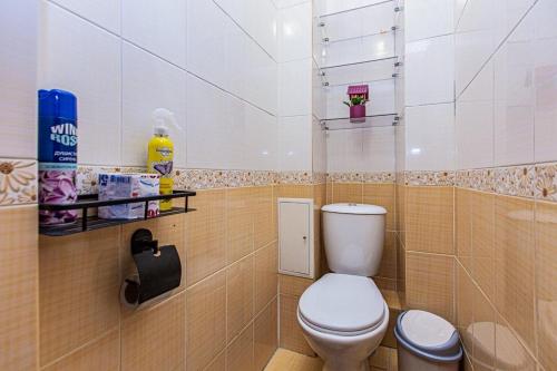 a bathroom with a white toilet in a room at Двухкомнатная евро двушка в самом центре Алматы, 10 минут ходьбы до Арбата #32 in Almaty