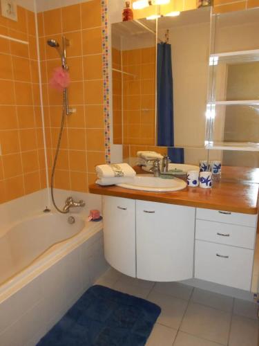 une salle de bain avec un lavabo, une baignoire et une douche dans l'établissement Appartement spacieux à Montpellier de 95 m², à Montpellier