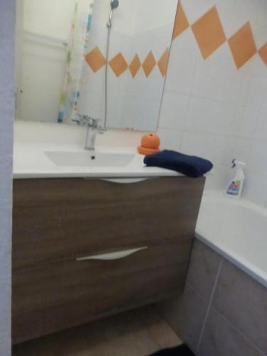 une salle de bain avec un lavabo, un miroir et une baignoire dans l'établissement Appartement moderne à Montpellier, 45 m², climatisation, à Montpellier