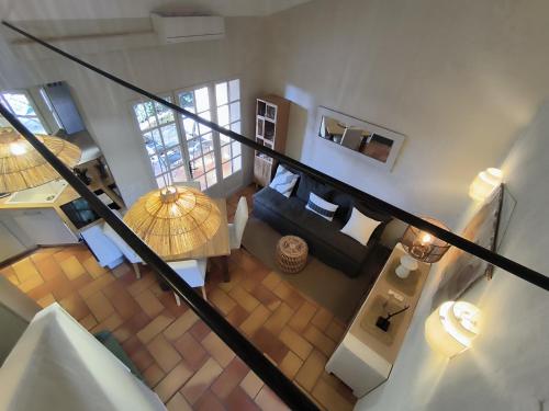 an overhead view of a living room with a couch at Les Garrigues de la Vallée des Baux in Paradou