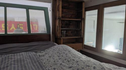 une chambre avec un lit et deux fenêtres dans l'établissement Loft Marseille, à Marseille