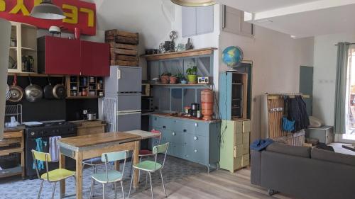 une cuisine avec une table et des chaises dans une pièce dans l'établissement Loft Marseille, à Marseille