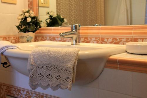 ein Waschbecken mit einem weißen Handtuch darauf in der Unterkunft B&B Colle Perrini Country House in Casperia
