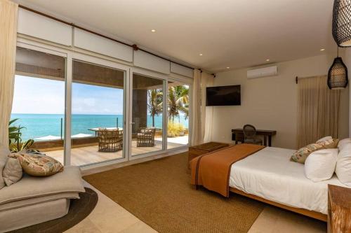 une chambre avec un lit et une vue sur l'océan dans l'établissement Espectacular Villa en Pocitas, à Puerto Máncora