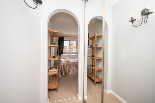 Cosy 2 bedroom flat close to Tower Bridge with free parking photo 14