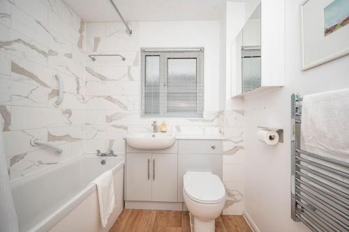 Cosy 2 bedroom flat close to Tower Bridge with free parking photo 18