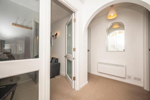 Cosy 2 bedroom flat close to Tower Bridge with free parking photo 19