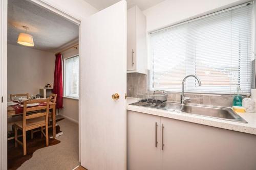 Cosy 2 bedroom flat close to Tower Bridge with free parking photo 9