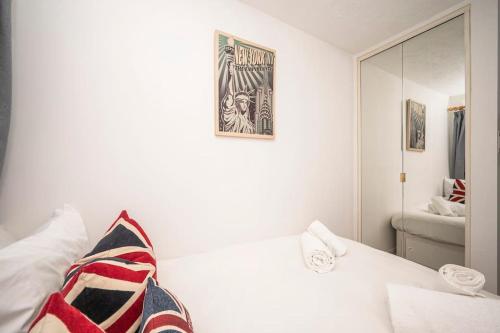 Cosy 2 bedroom flat close to Tower Bridge with free parking photo 28