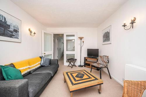 Cosy 2 bedroom flat close to Tower Bridge with free parking photo 30